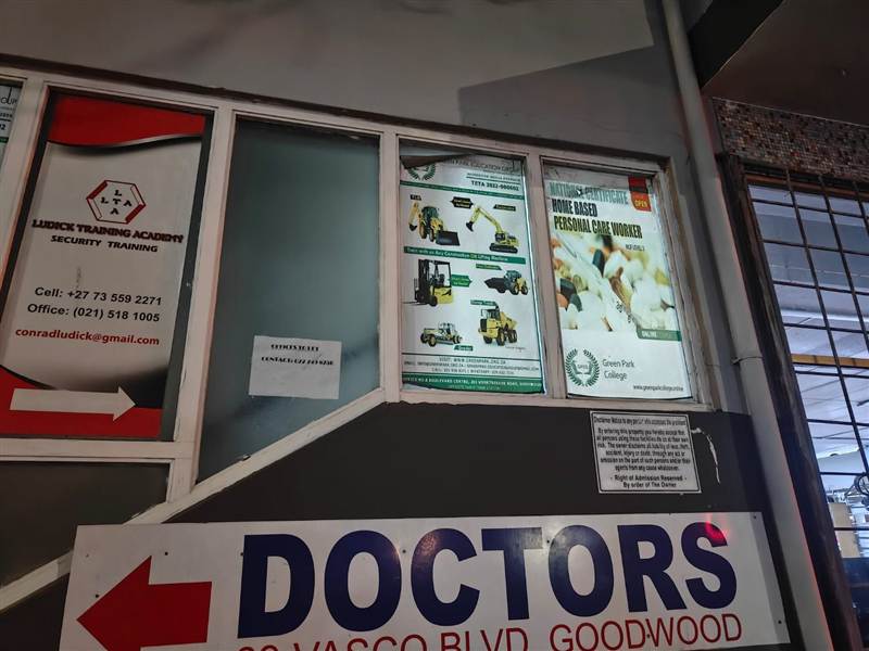The "Doctors" sign pointing to the AIC Healthcare rooms at 203 Voortrekker Road, Vasco Estate